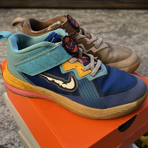 Nike Space Jam shoes - Picture 2 of 3